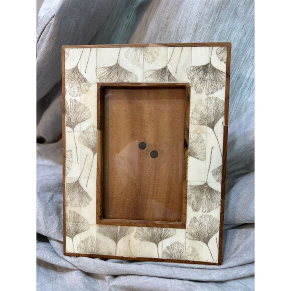 Hand-Carved Wooden Photo Frame With Ginkgo Leaf Inlay Design 4x6 Inches - Picture 1 of 8